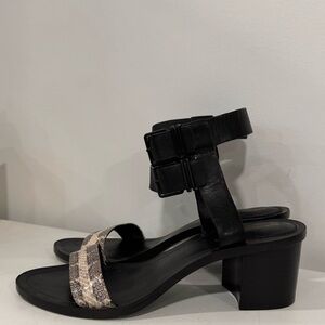 Pour la Victoire Dagney double buckle blk city sandals